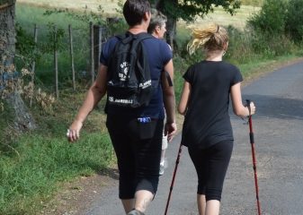 A pied, à cheval ou en vélo.